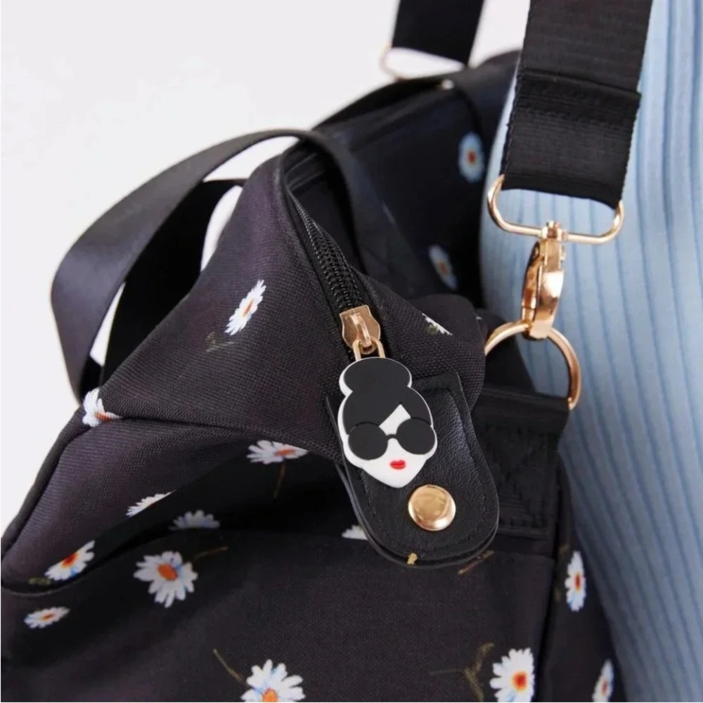 Alice + Olivia Daisy Floral Weekender Travel Duffel Pretty Black Bag NWT - Picture 15 of 16